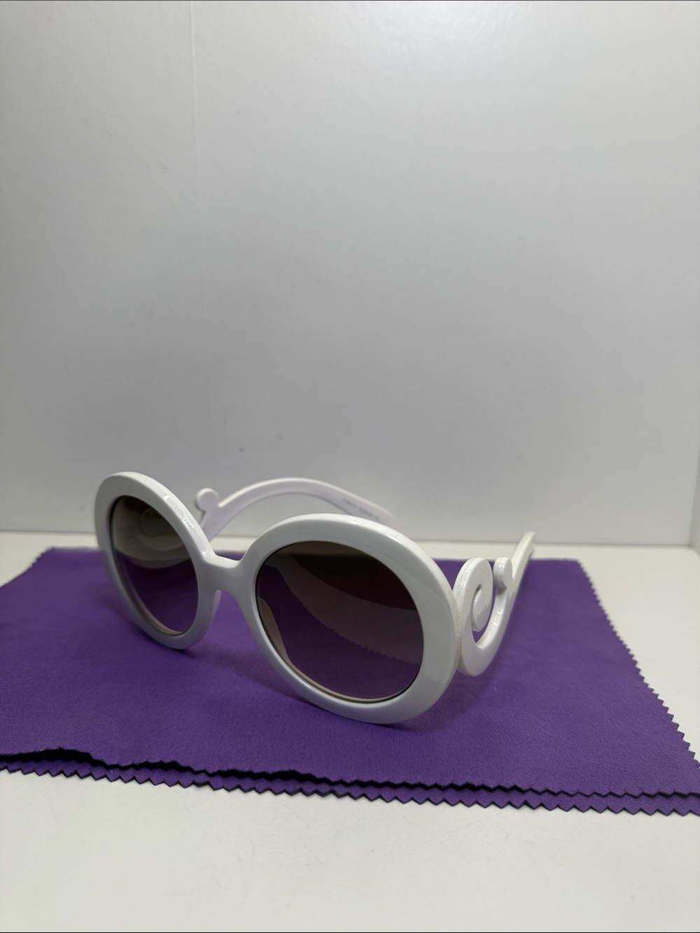 White Round Frame Women's Sunglasses with Swirl Temples